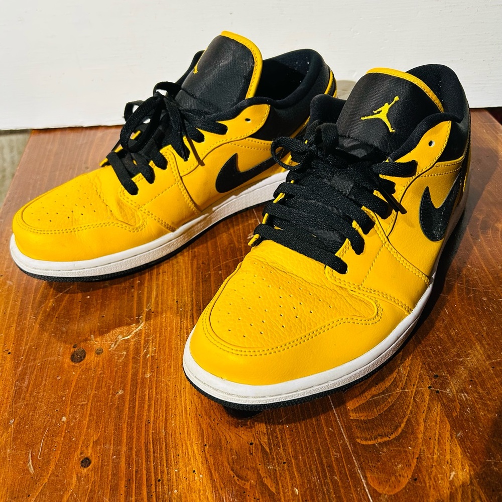 Jordan Men's Yellow and Black Sneakers
